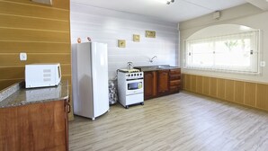 House, 1 Bedroom | Private kitchen | Fridge, microwave, oven, cookware/dishes/utensils - My Home - Dalia 1 (Gramado)
