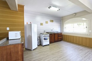Casa, 1 quarto | Cozinha privada | Geladeira, micro-ondas, fogão, talheres/pratos/utensílios de cozinha