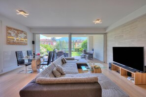 TV, DVD player, stereo - Rebecca Garden, Lugano, Switzerland (Lugano)