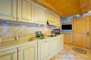 Kjøleskap, mikrobølgeovn, kokeplater og oppvaskmaskin