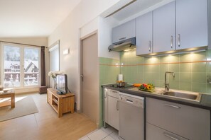 Kylskåp, mikrovågsugn, ugn och spishäll