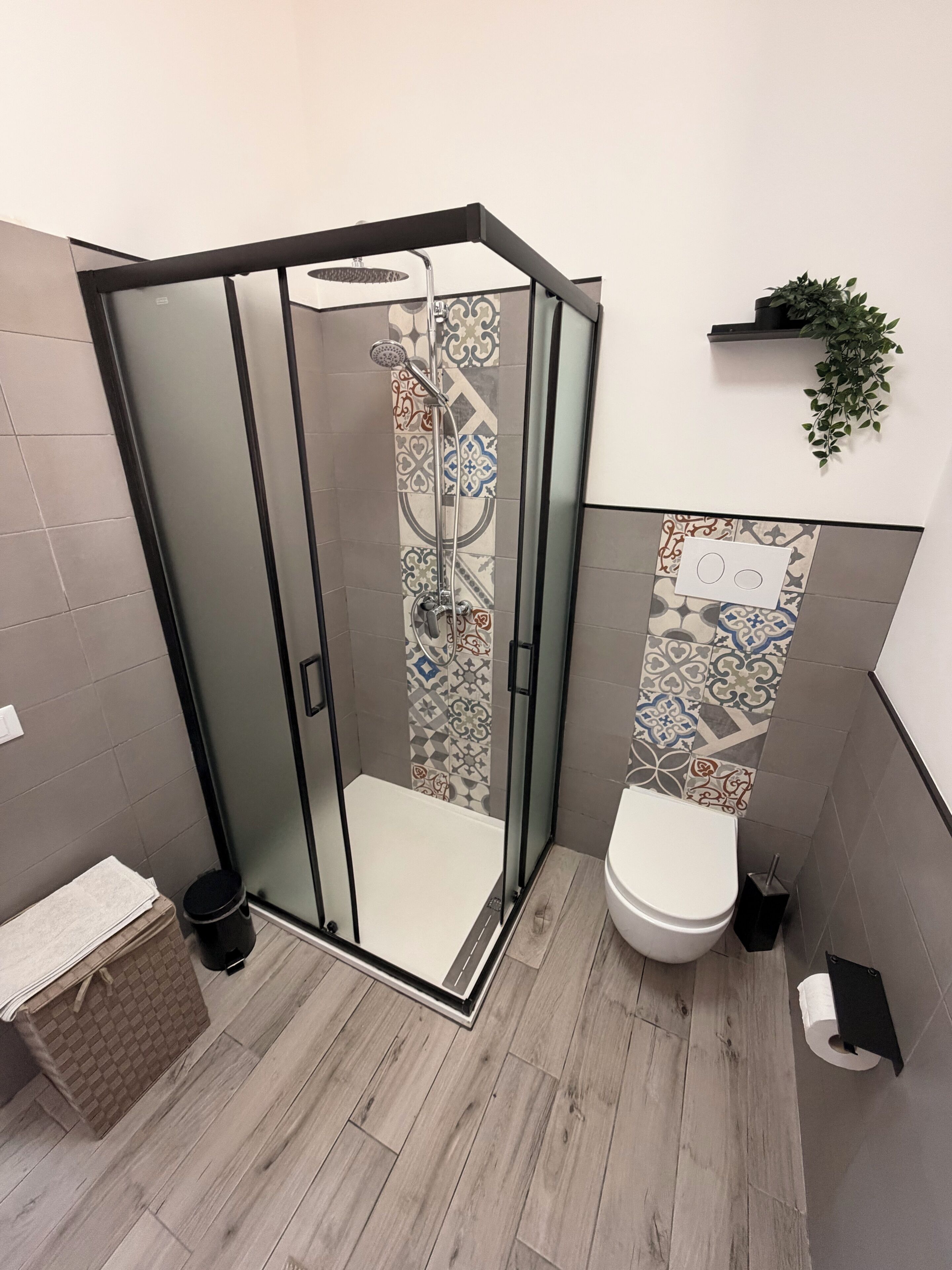 Dusche, Haartrockner, Handtücher, Toilettenpapier