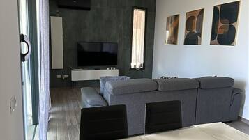 Smart-TV, DVD-Player, Stereoanlage