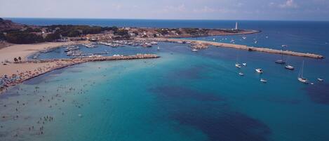 Playa en los alrededores y camastros