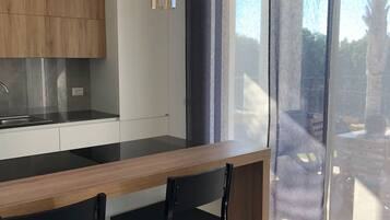 Frigorifero, microonde, forno, piano cottura