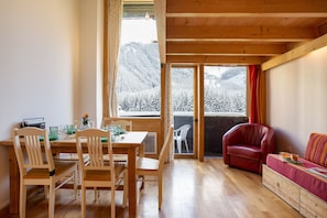 Living and dining room - Grand Roc A220 150m from Slopes, View & Parking, Argentière (Chamonix), France (Argentière (Chamonix))