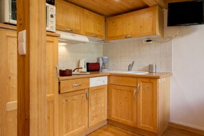 Kylskåp, mikrovågsugn, ugn och spishäll