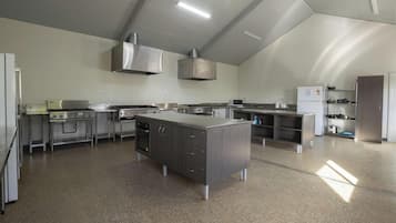 Habitació econòmica (Lodge Motel Room) | Zona per cuinar compartida | Frigorífic i microones