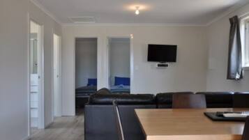 Deluxe 2 Bedroom Cabin - Sleeps 4 | Restauration dans la chambre