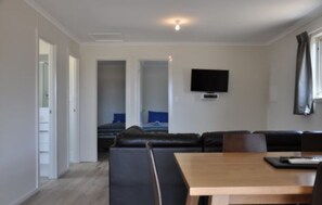 Deluxe 2 Bedroom Cabin - Sleeps 4 | Restauration dans la chambre