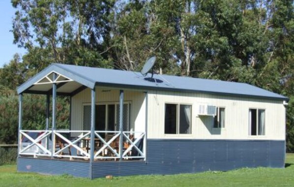 Superior 2 Bedroom Cabin - Sleeps 4 | 露台