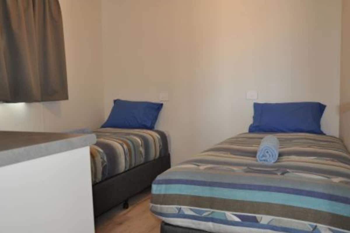 Deluxe 2 Bedroom Cabin - Sleeps 4 | Wi-fi (inkludert) og sengetøy