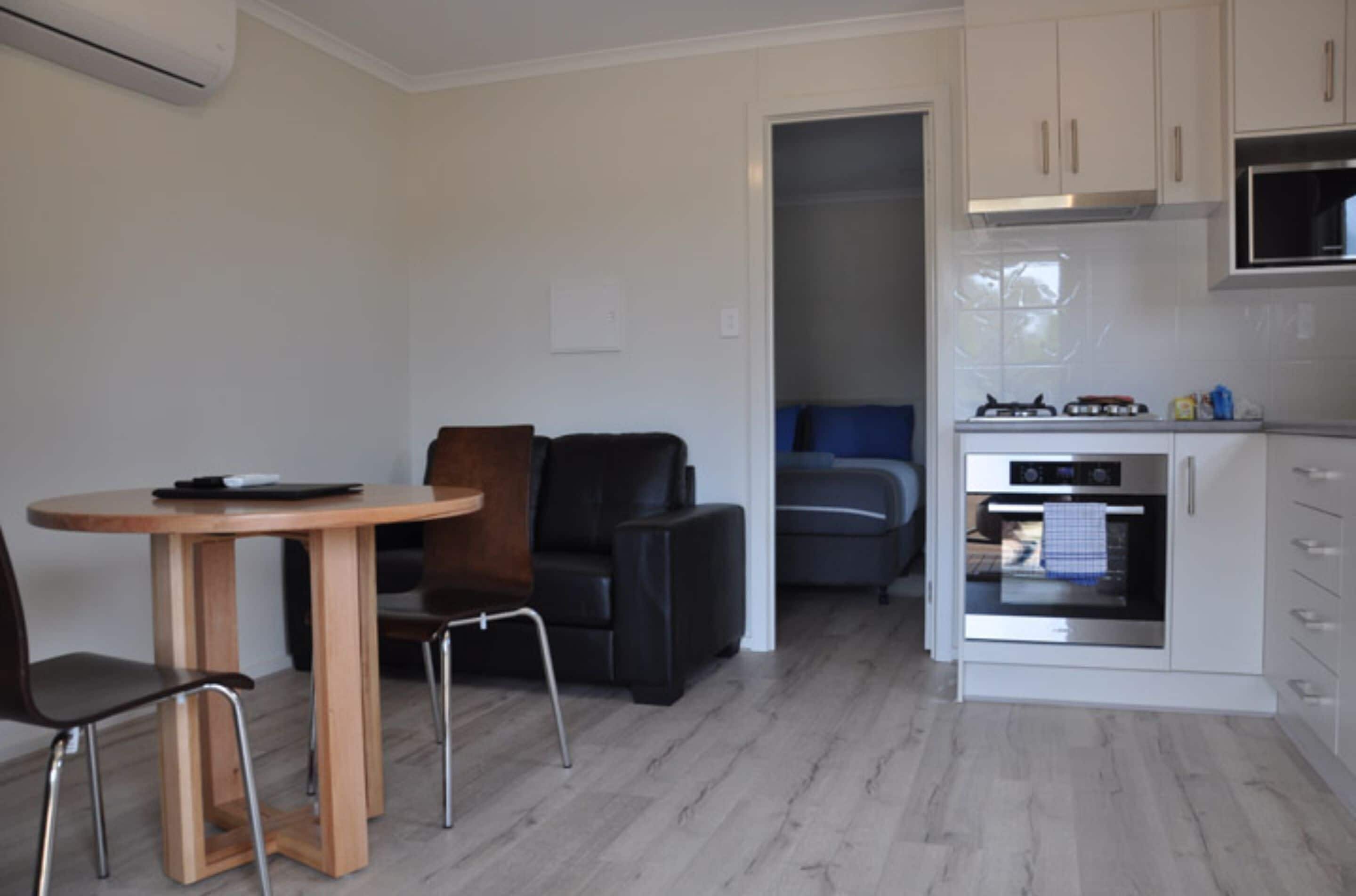 Deluxe 1 Bedroom Cabin - Sleeps 2 | Living area