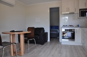 Deluxe 1 Bedroom Cabin - Sleeps 2 | Living area