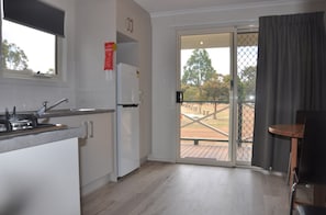 Deluxe 1 Bedroom Cabin - Sleeps 2 | Eget kök | Kyl i allmänt utrymme och mikro i allmänt utrymme