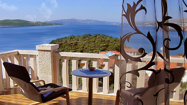 Property grounds - Beautiful apartment for two persons with sea view in Trogir near the beach (Trogir)