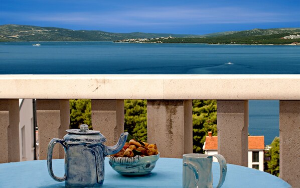 Outdoor dining - Beautiful apartment for two persons with sea view in Trogir near the beach (Trogir)