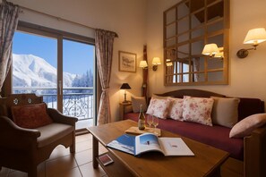 TV, fireplace - Résidence Le Cristal - Mont Blanc 18, Argentière (Chamonix), France (Argentière (Chamonix))