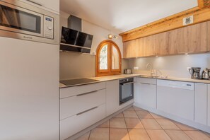 Fridge, oven, stovetop, dishwasher - Résidence Le Cristal - Mont Blanc 18, Argentière (Chamonix), France (Argentière (Chamonix))