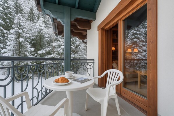 Outdoor dining - Résidence Le Cristal - Mont Blanc 18, Argentière (Chamonix), France (Argentière (Chamonix))