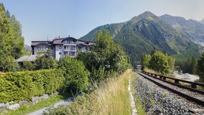 Un hôtel situé sur le versant d’une montagne, offrant une vue sur les montagnes environnantes.