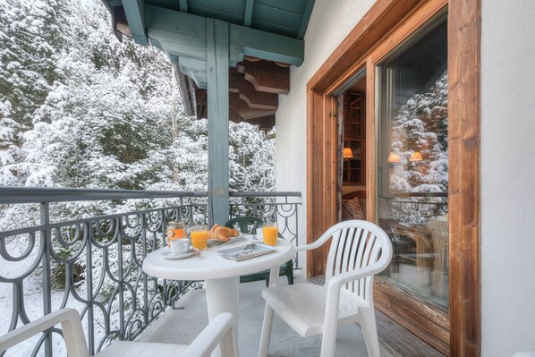 Outdoor dining - Résidence Le Cristal - Mont Blanc 18, Argentière (Chamonix), France (Argentière (Chamonix))