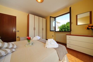 1 habitación, tabla de planchar con plancha, wifi y ropa de cama