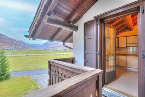 A wooden balcony with a view of a mountainous landscape. - Genziana, Livigno, Italy (Livigno)