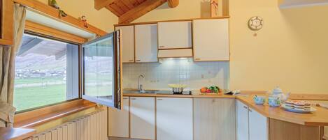 ثلاجة، ميكروويف، موقد طهي مسطح، غسالة أطباق