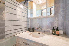 Bathtub, towels - Résidence Grand Roc - Bruyères 220, Argentière (Chamonix), France (Argentière (Chamonix))