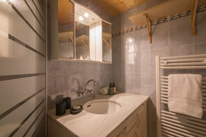 Baignoire, serviettes fournies