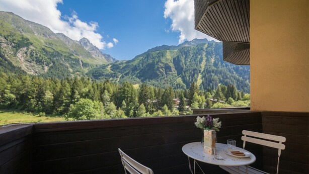 A balcony with a table and chairs, overlooking a mountainous landscape. - Grand Roc B220 260m from Slopes, View, Parking & WiFi, Argentière (Chamonix), France (Argentière (Chamonix))