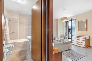 Duschwanne, Haartrockner, Bidet, Handtücher