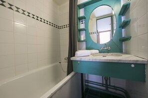 Salle de bain avec baignoire