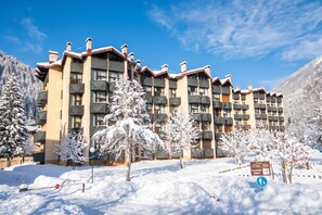 A multi-story hotel with balconies, snow-covered trees, and a clear blue sky. - Grand Roc C306 280m from Slopes, View, Parking & WiFi, Argentière (Chamonix), France (Argentière (Chamonix))