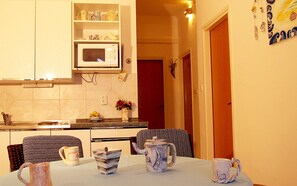 Geladeira, micro-ondas, cooktop, cafeteira/chaleira