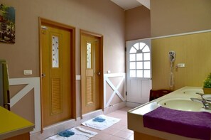 シャワー、レインフォールシャワー、バスアメニティ (無料)、ヘアドライヤー