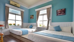 Quarto com duas camas, janela com cortinas, radiador e um quadro na parede.