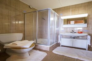 Ensemble douche/baignoire, sèche-cheveux, bidet, serviettes fournies