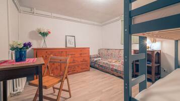 5 Schlafzimmer, Bügeleisen/Bügelbrett, kostenloses WLAN, Bettwäsche