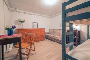 5 Schlafzimmer, Bügeleisen/Bügelbrett, kostenloses WLAN, Bettwäsche