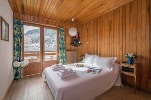 5 bedrooms, iron/ironing board, free WiFi, bed sheets