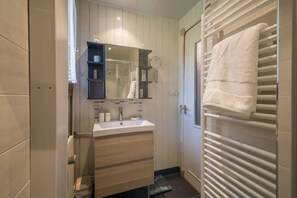 Combined shower/bathtub, hair dryer, bidet, towels - MontBlanc Alpine Ski & Sauna Retreat, Le Tour (Argentière), France (Le Tour (Argentière))