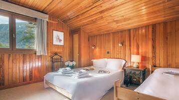 5 bedrooms, iron/ironing board, free WiFi, bed sheets
