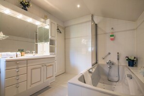 Combined shower/bathtub, hair dryer, bidet, towels - MontBlanc Alpine Ski & Sauna Retreat, Le Tour (Argentière), France (Le Tour (Argentière))