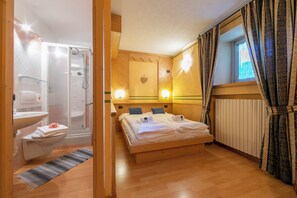 Bruser, hårtørrer, bidet, håndklæder