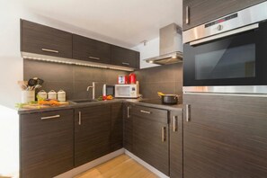 Geladeira, micro-ondas, fogão, cooktop
