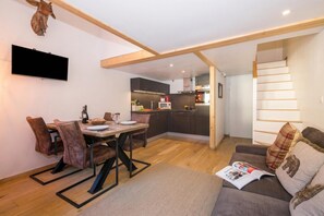 Un interno moderno con zona pranzo, cucina e soggiorno.