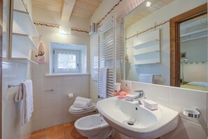 Dusche, Haartrockner, Bidet, Handtücher