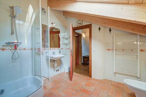 Shower, hair dryer, bidet, towels - Antico Chalet, Livigno, Italy (Livigno)